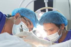 Tụt thai ở tuần 21, được chỉ định khâu eo tử cung cấp cứu và sinh đôi an toàn ở tuần 33