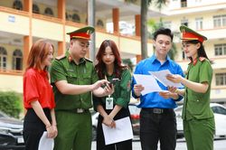 Đi từng ngõ, gõ từng nhà, cùng người dân cài đặt VNeID trong cuộc 'cách mạng' chuyển đổi số