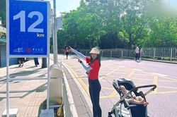 Người mẹ chạy marathon suốt 13 km cùng em bé 6 tháng tuổi
