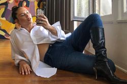 Phối jeans bó sát hợp mốt hè 2023