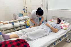 Hà Nội: Mua bột phẩm màu làm nem rán, hai mẹ con bị ngộ độc