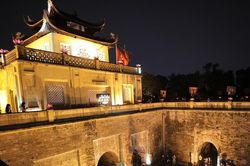 Chạm vào quá khứ bằng tour di sản