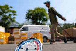 Hà Nội nóng nhất kể từ đầu mùa, mặt đường xuất hiện ảo ảnh