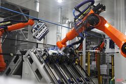 Cận cảnh chạy thử dàn robot của Nhà máy Sản xuất Pin VinES