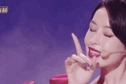 Chi Pu 'gây bão' mạng xã hội Trung Quốc với màn thay váy áo ngay trên sân khấu