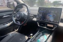Xe VinFast VF8 không người lái chạy thử nghiệm trên đường phố Việt
