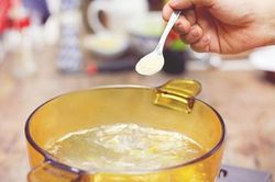 Lỡ nấu canh bị mặn đừng vội cho nước lã: Thêm thứ này giúp canh hết mặn lại tròn vị