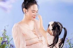Mẹ bầu Đàm Thu Trang khoe nhan sắc mặn mà bên con gái Suchin