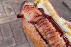 Quán hot dog nổi tiếng ở Nhật của đầu bếp 76 tuổi