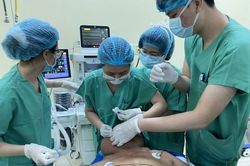 Mắc căn bệnh lạ, người đàn ông có chiếc cổ như con gấu