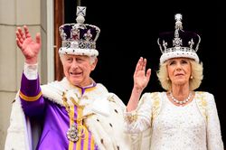 Nhà vua lần đầu xuất hiện ở ban công Điện Buckingham sau lễ đăng quang
