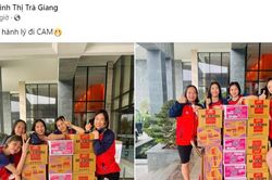 Tuyển bóng chuyền nữ Việt Nam mang cả một xe đẩy mì tôm sang Campuchia khiến dân mạng thích thú