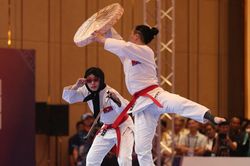 Hai cô gái Việt Nam mang nón quai thao và khăn mỏ quạ lên sàn đấu, ẵm luôn huy chương SEA Games 32