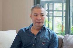 Công Lý nghĩ đến 'chia tay' vợ khi ốm dậy