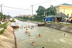 Người dân Yên Thành đổ xô tắm kênh giải nhiệt dù thiếu áo phao