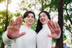 Bạn gái Hồ Quang Hiếu phản ứng ra sao khi bất ngờ bị hỏi chuyện riêng tư?