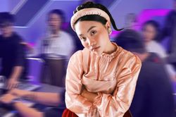 Phương Mỹ Chi bất ngờ lăn ra ngất xỉu trong lúc hát hò: Chuyện gì đây?