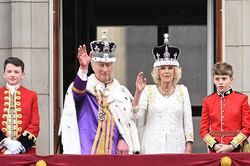 Vua Charles và Vương hậu Camilla cùng gia đình Vương thất vẫy chào người dân ở ban công Cung điện Buckingham