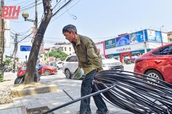 Người lao động vất vả dưới nắng nóng gay gắt