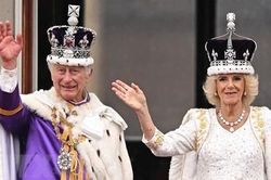 Vua Charles III chính thức đăng quang trong buổi lễ trang trọng và truyền thống