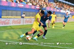 Thái Lan đánh bại Malaysia 2-0, Lào hòa Singapore 0-0