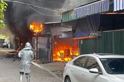 Hà Nội: Bãi trông xe tự phát bốc cháy ngùn ngụt, 5 ô tô bị cháy