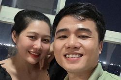 Cảm động hình ảnh chàng trai không chân Tô Đình Khánh gội đầu cho vợ