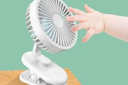 Dùng quạt sạc mini khi nắng nóng, thận trọng để tránh cháy nổ