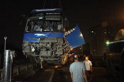 Đang lưu thông trên vành đai 3, xe khách bất ngờ...nổ lốp