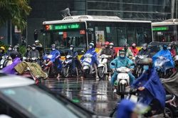 Hà Nội: Đón cơn mưa giải nhiệt sau chuỗi ngày nắng nóng gay gắt