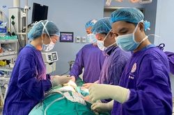 Viêm mủ, nhiễm tụ cầu vàng sau khi tiêm filler nâng ngực