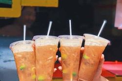 Người trẻ chuộng giải nhiệt bằng nước mát vỉa hè