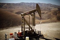 Giá xăng dầu hôm nay 8/5: WTI và Brent cùng tăng