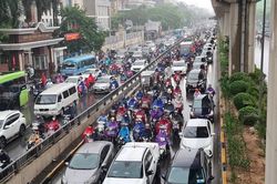 Hà Nội: Nhiều tuyến đường rơi vào tê liệt sáng đầu tuần