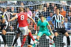 Odegaard lập siêu phẩm, Arsenal thắng thuyết phục Newcastle, thu hẹp khoảng cách với Man City