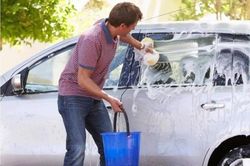 Những sai lầm dễ mắc phải khi tự rửa ô tô tại nhà