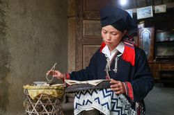 Lưu giữ nghệ thuật in hoa văn trên vải bằng sáp ong của người Dao Tiền