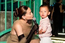 Hồ Ngọc Hà bối rối khi đang họp báo, con trai hốt hoảng đòi về