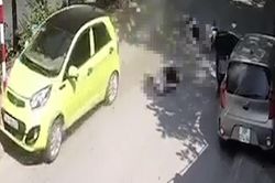 Mở cửa ô tô bất cẩn khiến 2 người trên xe máy bị xe khác đâm thương vong