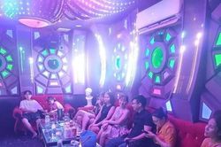 Karaoke được mở lại, khách vắng hoe