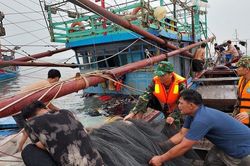 Giông lốc lúc rạng sáng đánh chìm 9 thuyền nan, 1 người mất tích