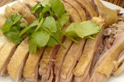 Luộc vịt chỉ bỏ nước lạnh và gừng là chưa đủ: Thả thêm thứ này vào món ăn hết sạch mùi tanh, thơm ngon