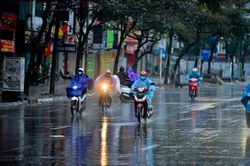 Không khí lạnh tràn về giữa hè, miền bắc mưa kéo dài, nhiệt độ giảm sâu