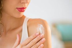 Sự thật khi bôi kem chống nắng trong mùa hè, không biết rất dễ dẫn đến sạm, nhăn da