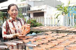 Chị Bùi Thị Lình khởi nghiệp từ nghề làm khô cá lóc
