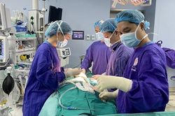 Nhập viện vì nâng cấp 'đôi gò bồng đảo' bằng sóng xung kích
