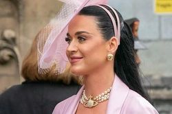 Katy Perry diện đồ Vivienne Westwood trong lễ đăng cơ Vua Charles III là có tâm ý?