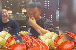 Nhóm 7 người ăn hết 300 con cua, 50 quả sầu riêng trong bữa buffet