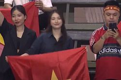 Hòa Minzy cổ vũ cực sung trong ngày tuyển bóng chuyền nữ Việt Nam thắng dễ Singapore