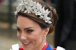 Kate Middleton đeo chuỗi trang sức của Công nương Diana tại Lễ đăng quang